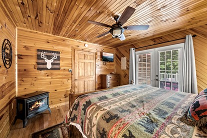 Secluded Luxury Cabin with Hot Tub, Arcade, and Fireplace near Great Smoky Mountains, Tennessee - Cosby, Tennessee - glamping.directory