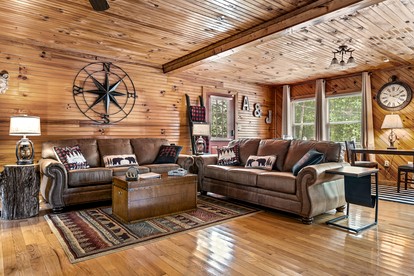Secluded Luxury Cabin with Hot Tub, Arcade, and Fireplace near Great Smoky Mountains, Tennessee - Cosby, Tennessee - glamping.directory