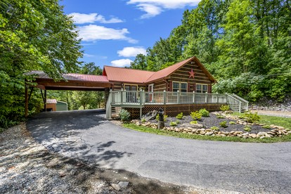 Secluded Luxury Cabin with Hot Tub, Arcade, and Fireplace near Great Smoky Mountains, Tennessee - glamping.directory