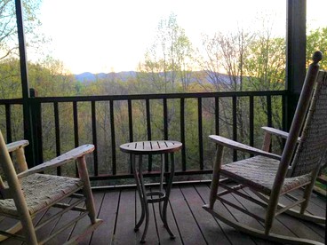 Cozy Log Cabin Getaway in the Woodlands near the Appalachian Trail in Georgia - Hiawassee, Georgia - glamping.directory