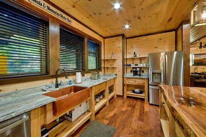 Amazing Glamping Site with Home Theater, Hot Tub and Games Room near the Great Smokies, Tennessee - Sevierville, Tennessee - glamping.directory