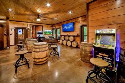 Amazing Glamping Site with Home Theater, Hot Tub and Games Room near the Great Smokies, Tennessee - Sevierville, Tennessee - glamping.directory