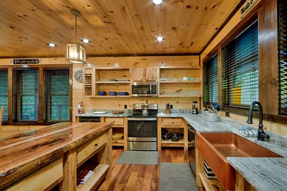 Amazing Glamping Site with Home Theater, Hot Tub and Games Room near the Great Smokies, Tennessee - Sevierville, Tennessee - glamping.directory