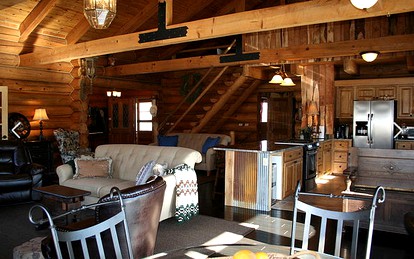 Luxury Cabin with a Hot Tub near Yellowstone Park in Montana - Nye, Montana - glamping.directory