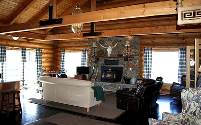 Luxury Cabin with a Hot Tub near Yellowstone Park in Montana - glamping.directory