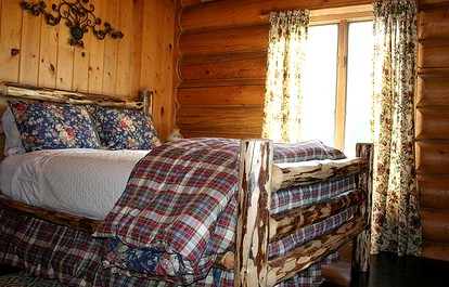 Luxury Cabin with a Hot Tub near Yellowstone Park in Montana - Nye, Montana - glamping.directory