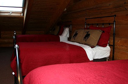 Luxury Cabin with a Hot Tub near Yellowstone Park in Montana - Nye, Montana - glamping.directory