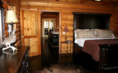 Luxury Cabin with a Hot Tub near Yellowstone Park in Montana - Nye, Montana - glamping.directory