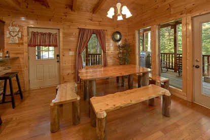 Beautiful Cabin Getaway with a Private Hot Tub near Downtown Gatlinburg in Tennessee - Gatlinburg, Tennessee - glamping.directory