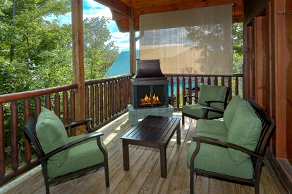 Beautiful Cabin Getaway with a Private Hot Tub near Downtown Gatlinburg in Tennessee - Gatlinburg, Tennessee - glamping.directory