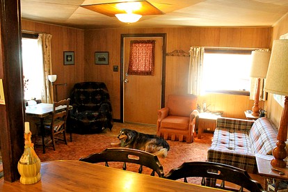 Cabin Rental with a Spacious Deck Nestled in the Woods of Lakeview, Oregon - Lakeview, Oregon - glamping.directory