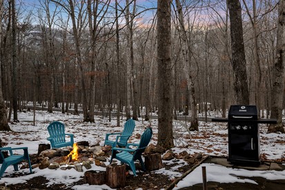 Dog Friendly Cabin with a Wood Burning Stove, Screened-In Porch, and River Access near Cacapon Resort State Park, WV - Great Cacapon, West Virginia - glamping.directory