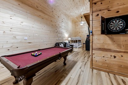 Incredible Family Cabin with Pool Table, Arcade Game, and Hot Tub for Luxury Getaway in Gatlinburg, Tennessee - Gatlinburg, Tennessee - glamping.directory
