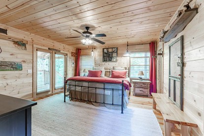 Incredible Family Cabin with Pool Table, Arcade Game, and Hot Tub for Luxury Getaway in Gatlinburg, Tennessee - Gatlinburg, Tennessee - glamping.directory