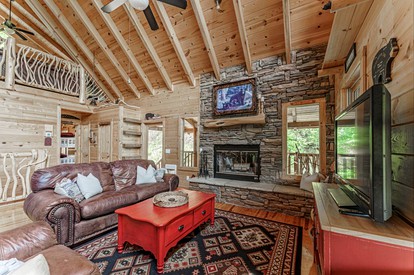 Incredible Family Cabin with Pool Table, Arcade Game, and Hot Tub for Luxury Getaway in Gatlinburg, Tennessee - Gatlinburg, Tennessee - glamping.directory