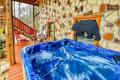 Incredible Family Cabin with Pool Table, Arcade Game, and Hot Tub for Luxury Getaway in Gatlinburg, Tennessee - Gatlinburg, Tennessee - glamping.directory