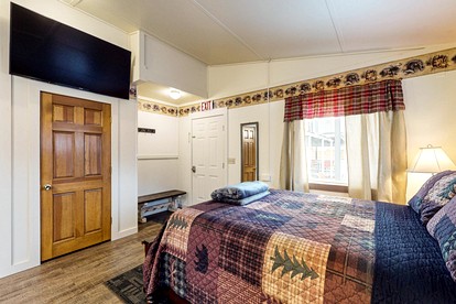 Studio Cabin Well Equipped Suitable for Two in Maine - Greenville, Maine - glamping.directory