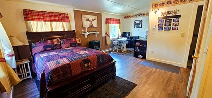 Studio Cabin Well Equipped Suitable for Two in Maine - Greenville, Maine - glamping.directory