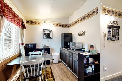 Studio Cabin Well Equipped Suitable for Two in Maine - Greenville, Maine - glamping.directory