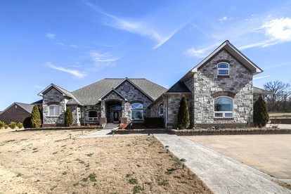 Stylish Comfort Haven with Game Room & Covered Patio in Siloam Springs, Arkansas - glamping.directory