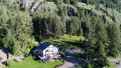 Luxury Vacation Rental on Palmer Lake in Okanogan County, Washington - Loomis, Washington - glamping.directory