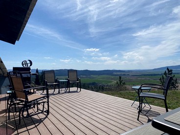 Heavenly Cottage with Private Deck and Lovely Countryside Views in Plummer, Idaho - Plummer, Idaho - glamping.directory