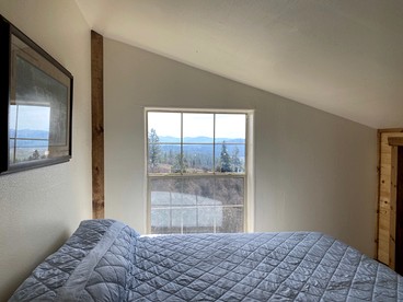 Heavenly Cottage with Private Deck and Lovely Countryside Views in Plummer, Idaho - Plummer, Idaho - glamping.directory