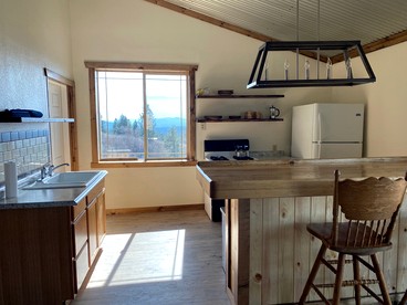 Heavenly Cottage with Private Deck and Lovely Countryside Views in Plummer, Idaho - Plummer, Idaho - glamping.directory