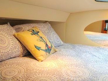 Luxury Boat Rental Located in the Marina of Boston Harbor, Massachusetts - Charlestown, Massachusetts - glamping.directory
