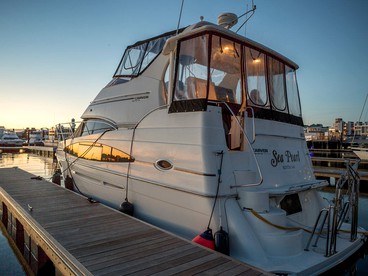 Luxury Boat Rental Located in the Marina of Boston Harbor, Massachusetts - Charlestown, Massachusetts - glamping.directory