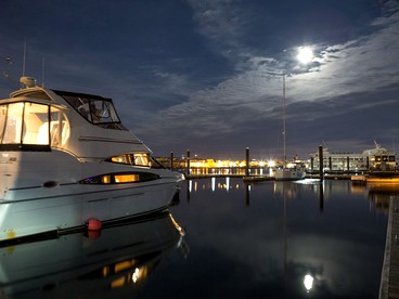Luxury Boat Rental Located in the Marina of Boston Harbor, Massachusetts - Charlestown, Massachusetts - glamping.directory
