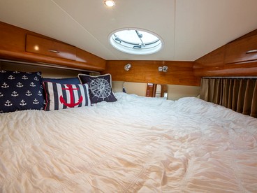 Luxury Boat Rental Located in the Marina of Boston Harbor, Massachusetts - Charlestown, Massachusetts - glamping.directory