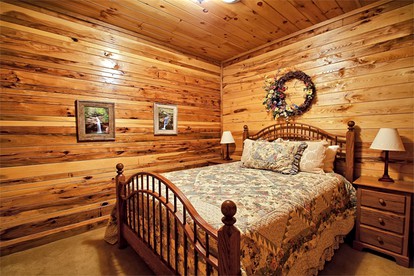 Traditional Vacation Cabin with a Private Hot Tub in Hocking County, Ohio - Logan, Ohio - glamping.directory