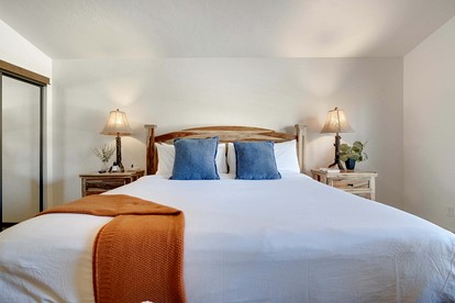 Serene Nordic-Inspired Lakeside Retreat with Panoramic Mountain Views Near Breckenridge, Dillon, Colorado - Dillon, Colorado - glamping.directory