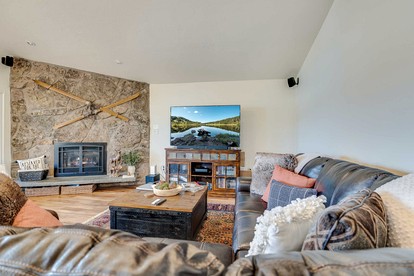 Serene Nordic-Inspired Lakeside Retreat with Panoramic Mountain Views Near Breckenridge, Dillon, Colorado - glamping.directory