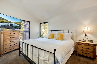 Serene Nordic-Inspired Lakeside Retreat with Panoramic Mountain Views Near Breckenridge, Dillon, Colorado - Dillon, Colorado - glamping.directory