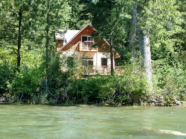 Cozy Cabin with a Hot Tub on the Wenatchee River near Leavenworth, Washington - Leavenworth, Washington - glamping.directory