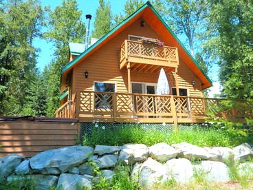 Cozy Cabin with a Hot Tub on the Wenatchee River near Leavenworth, Washington - glamping.directory