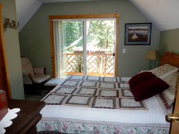 Cozy Cabin with a Hot Tub on the Wenatchee River near Leavenworth, Washington - Leavenworth, Washington - glamping.directory