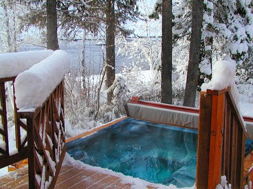 Cozy Cabin with a Hot Tub on the Wenatchee River near Leavenworth, Washington - Leavenworth, Washington - glamping.directory