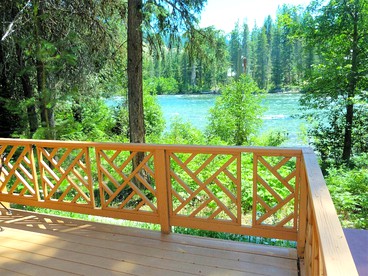 Cozy Cabin with a Hot Tub on the Wenatchee River near Leavenworth, Washington - Leavenworth, Washington - glamping.directory
