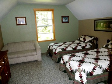 Cozy Cabin with a Hot Tub on the Wenatchee River near Leavenworth, Washington - Leavenworth, Washington - glamping.directory
