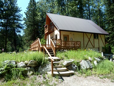 Cozy Cabin with a Hot Tub on the Wenatchee River near Leavenworth, Washington - Leavenworth, Washington - glamping.directory