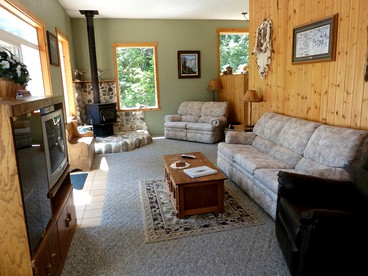 Cozy Cabin with a Hot Tub on the Wenatchee River near Leavenworth, Washington - Leavenworth, Washington - glamping.directory