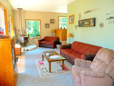 Cozy Cabin with a Hot Tub on the Wenatchee River near Leavenworth, Washington - Leavenworth, Washington - glamping.directory