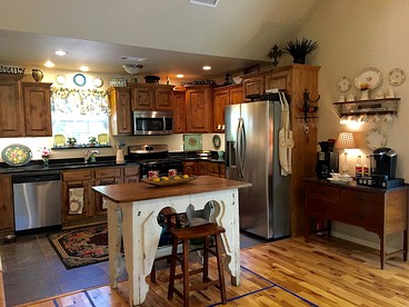 Beautifully Furnished Cottage Rental for 10 near Dallas, Texas - Grand Saline, Texas - glamping.directory