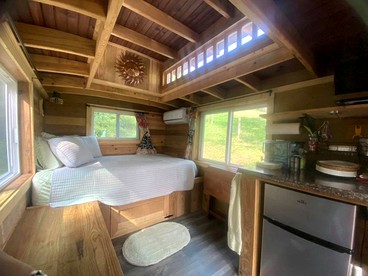 Cozy Gypsy Wagon on a Horse Farm for Glamping in Mouth of Wilson, Virginia - Mouth of Wilson, Virginia - glamping.directory