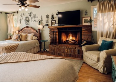 Pet Friendly Breathtaking Cottage with Great Views and Hot-tub in Rainbow, California - Fallbrook, California - glamping.directory