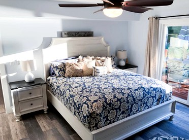 Luxurious Waterfront Cabin for a Group Getaway in Fort Ann, New York - Fort Ann, New York - glamping.directory