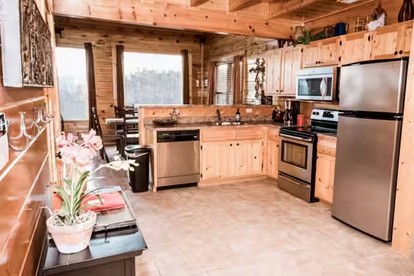 Stunning Mountain Cabin with Hot Tub and Game Room Near Dollywood, Sevierville, Tennessee - Sevierville, Tennessee - glamping.directory